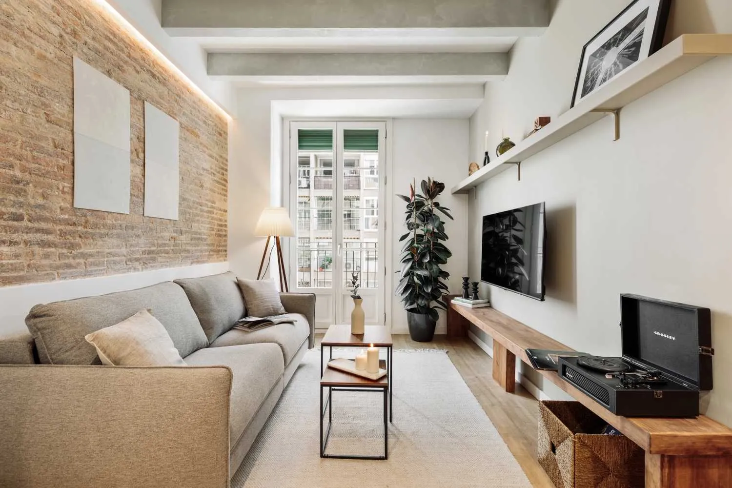 Curated 1br Flat With Pro Monitors & Fast Fiber For Remote Work In Barcelona #3