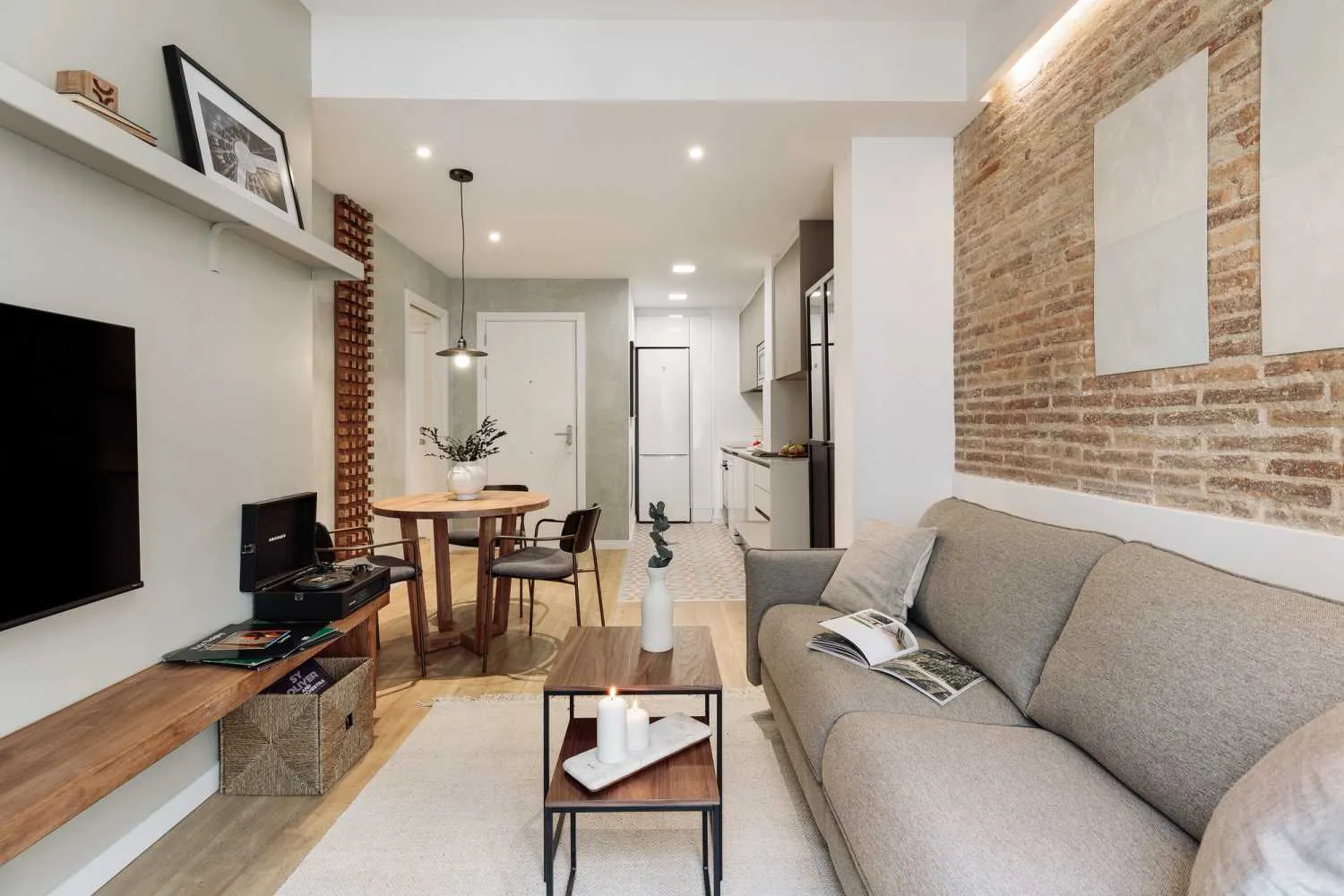 Curated 1br Flat With Pro Monitors & Fast Fiber For Remote Work In Barcelona #5