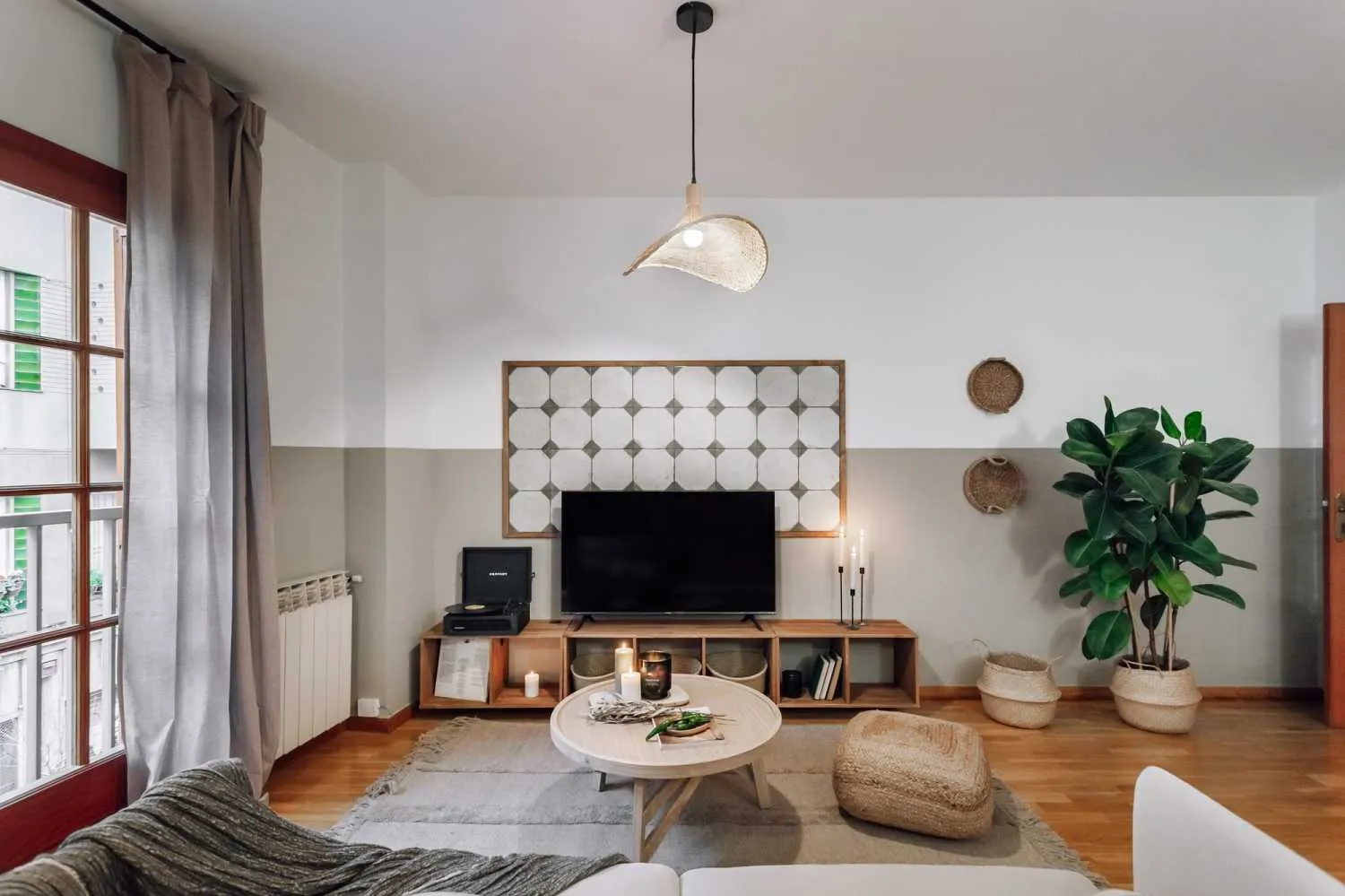 Airy 2-bed Barcelona Flat With High-speed Fiber, Pro Monitors & Gourmet Kitchen For Remote Work #3