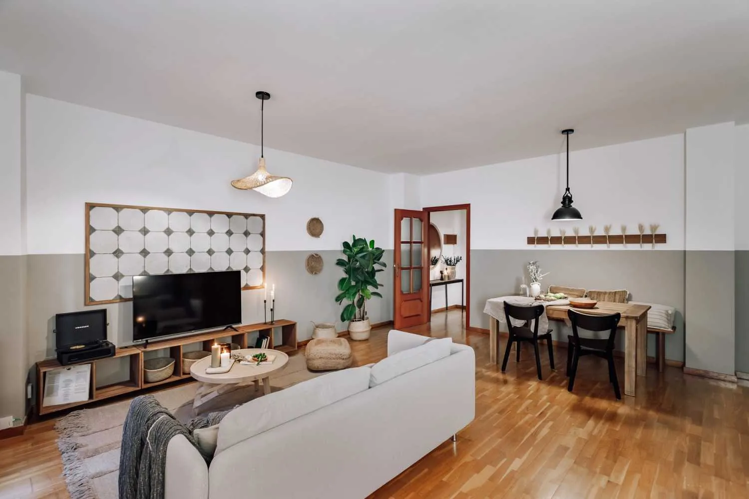 Airy 2-bed Barcelona Flat With High-speed Fiber, Pro Monitors & Gourmet Kitchen For Remote Work #2