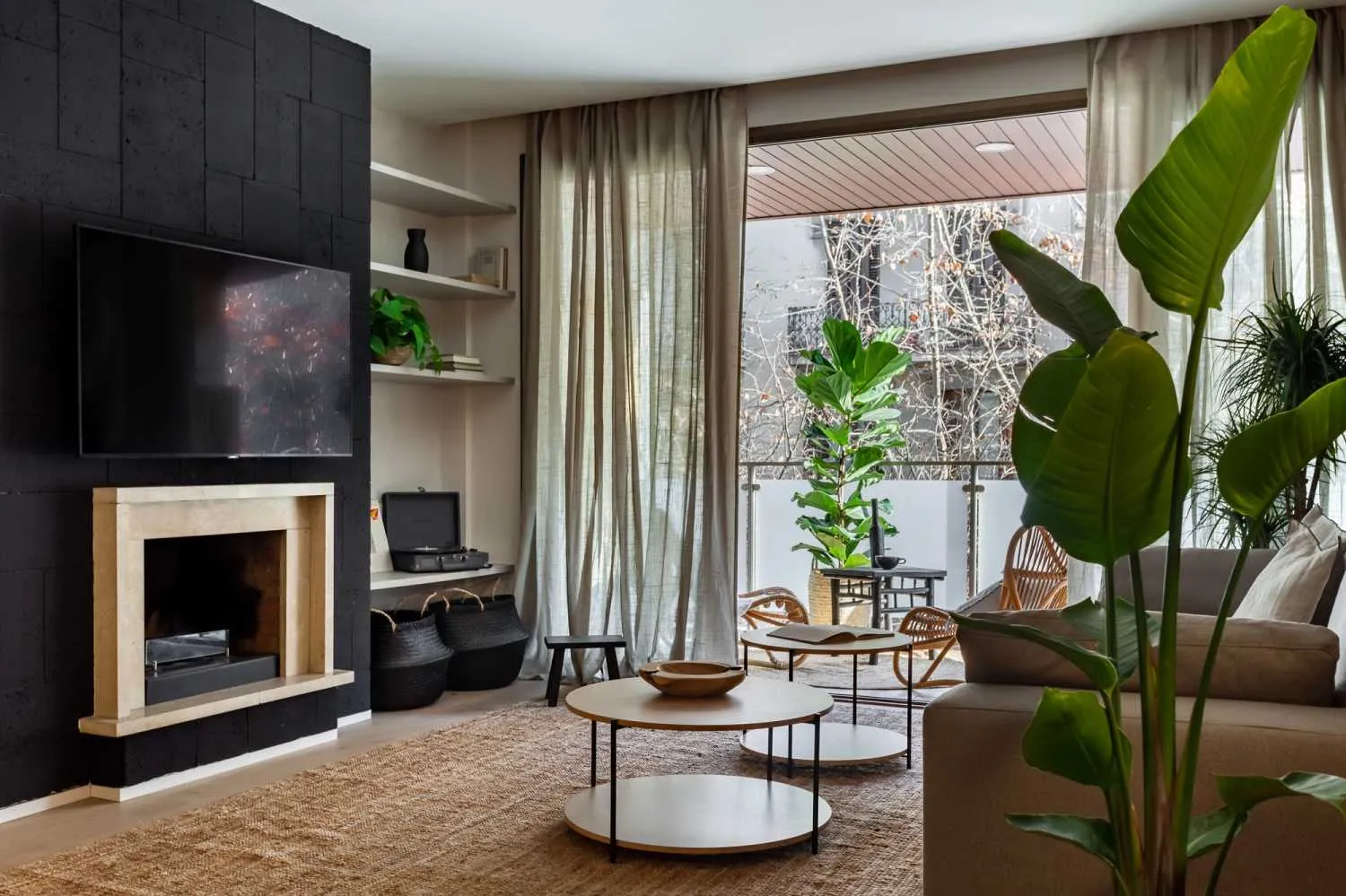 Vast Barcelona Flat With Premium Workstation, External Displays & Ultra-fast Wifi #5