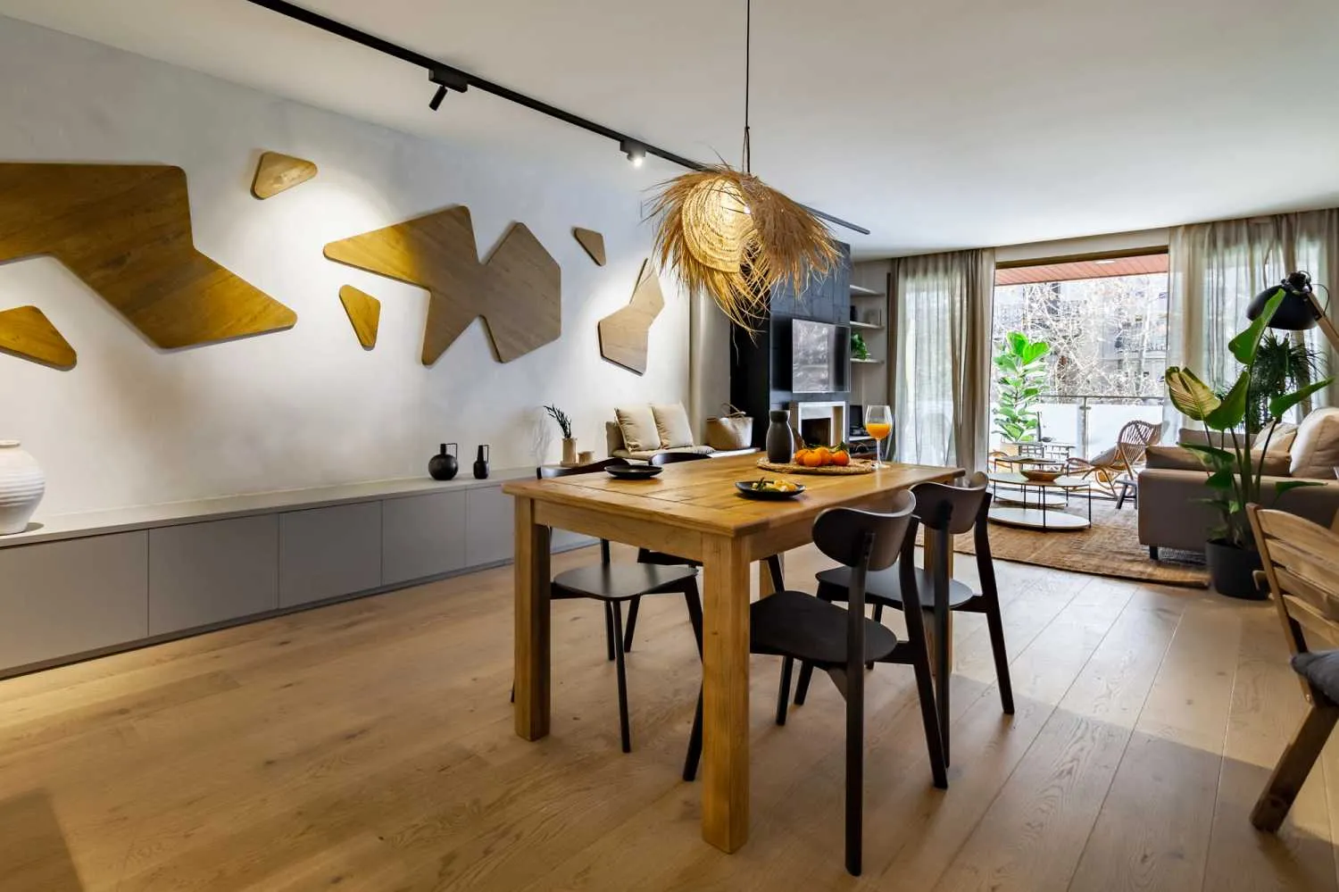 Vast Barcelona Flat With Premium Workstation, External Displays & Ultra-fast Wifi #2