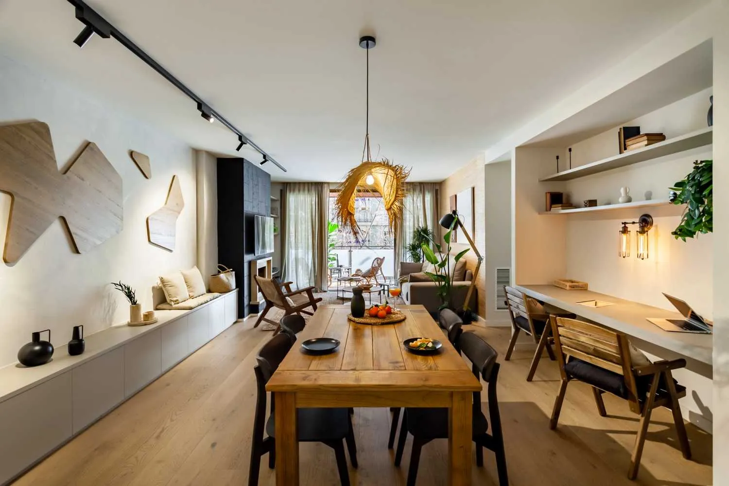 Vast Barcelona Flat With Premium Workstation, External Displays & Ultra-fast Wifi #3