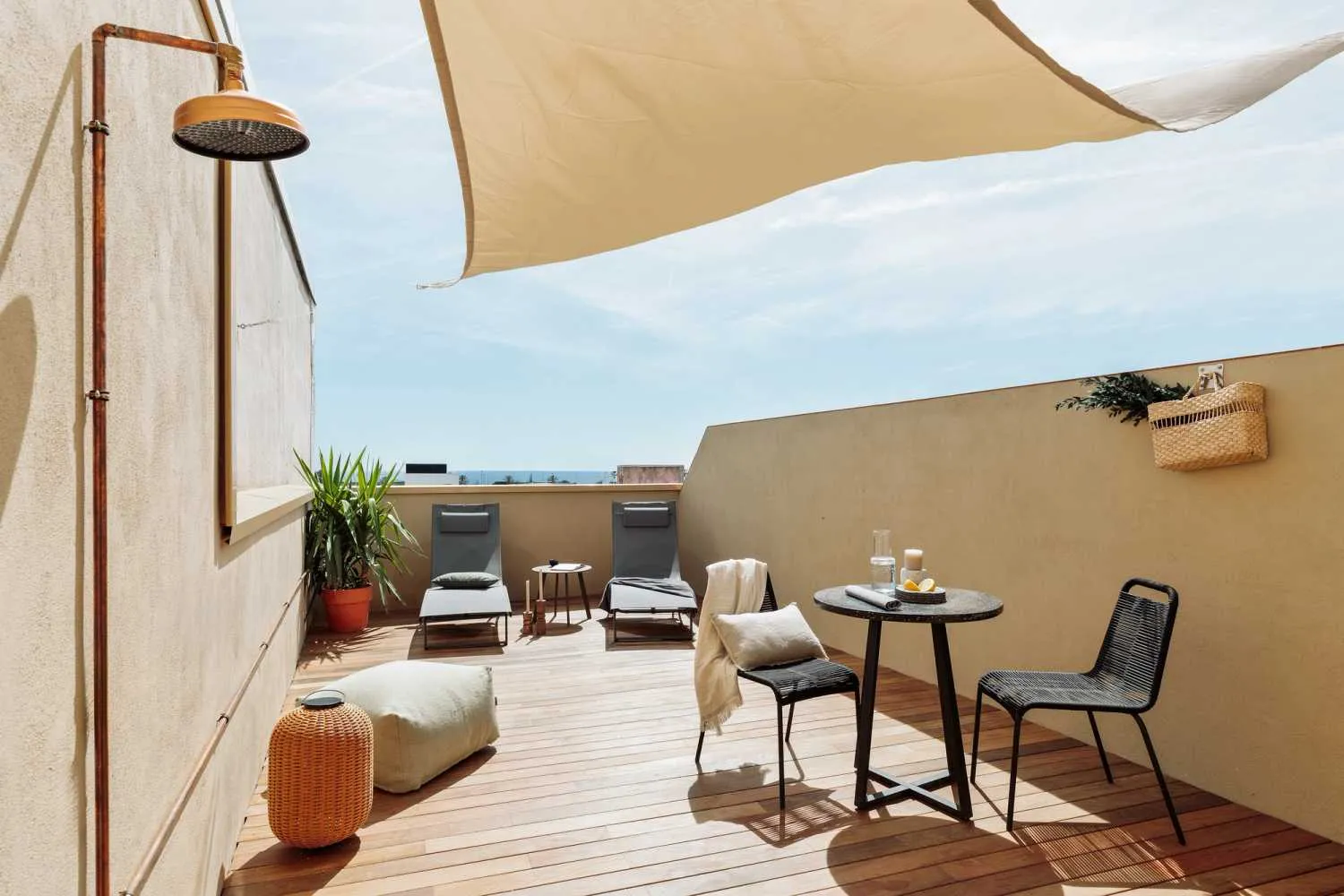 Luxurious Barcelona Designer Flat With High-speed Fiber & Pro Workspace Setup #2