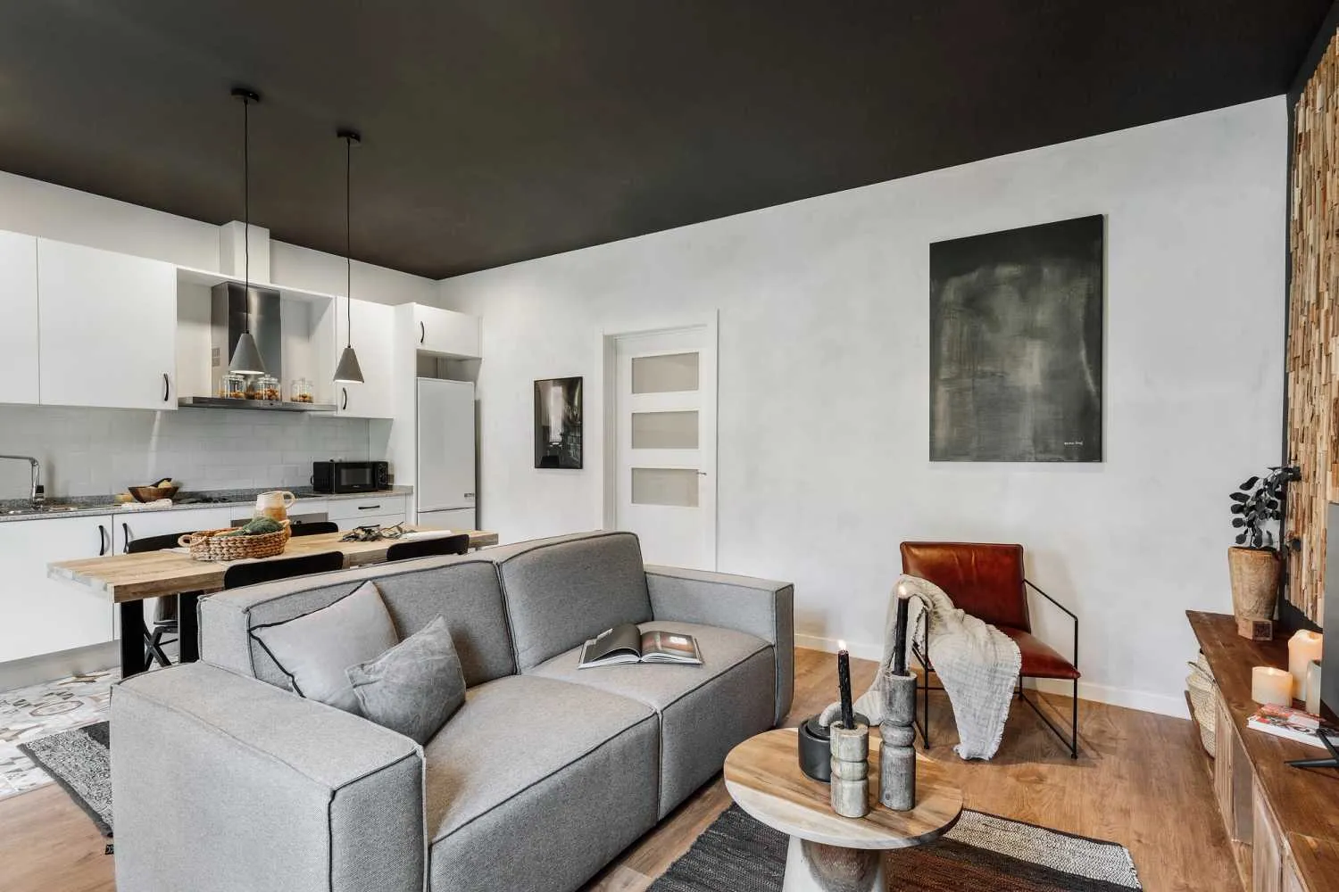Sleek Barcelona Flat With High-speed Fiber & Pro Home Office Setup For Remote Work #2