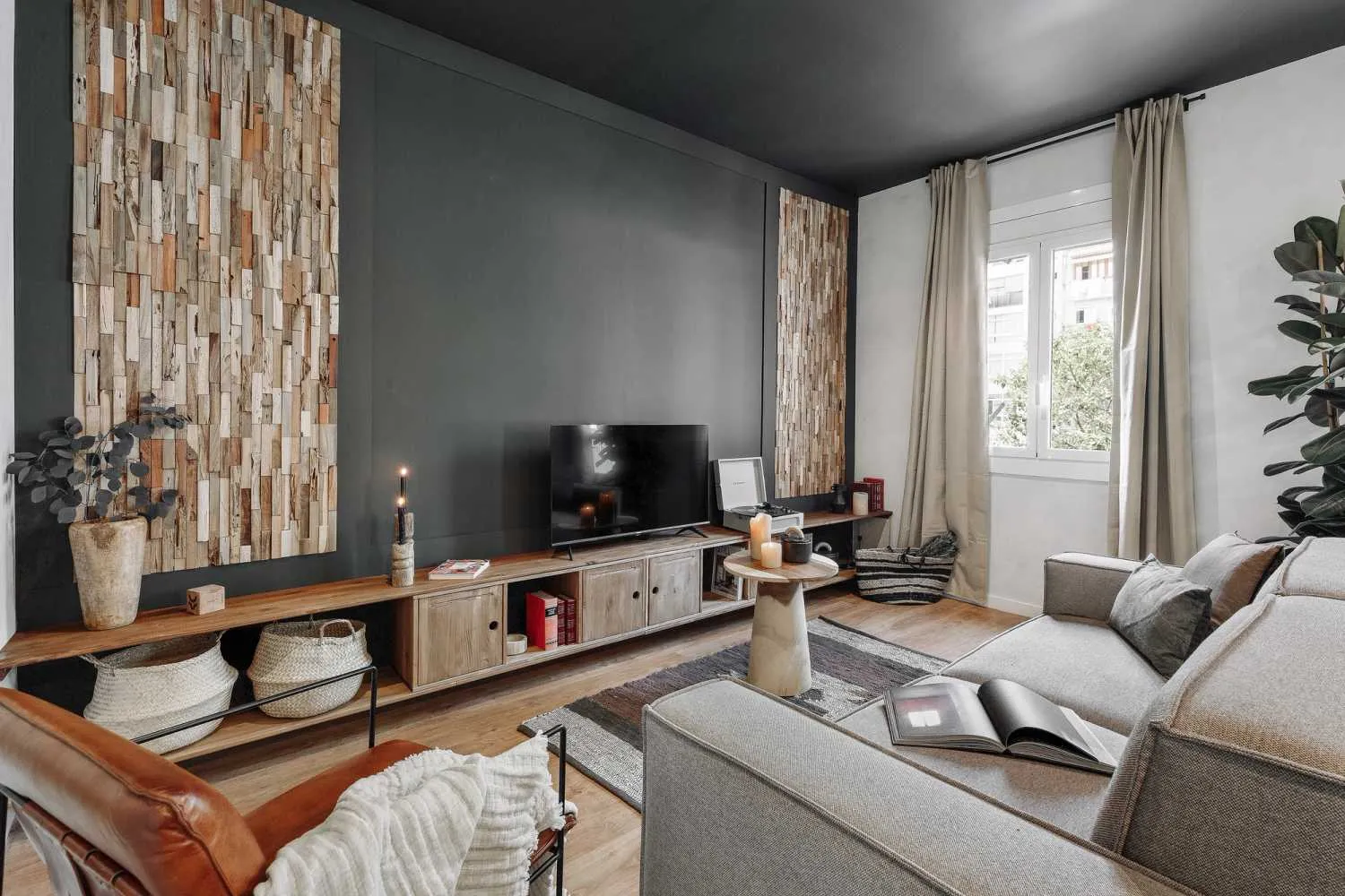Sleek Barcelona Flat With High-speed Fiber & Pro Home Office Setup For Remote Work #5