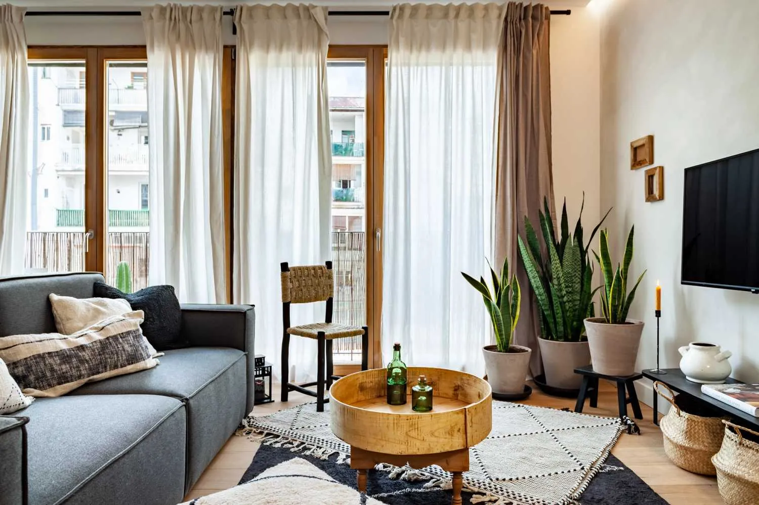 Sophisticated 66m2 Barcelona Flat With Gigabit Internet & Pro Home Office Setup #3