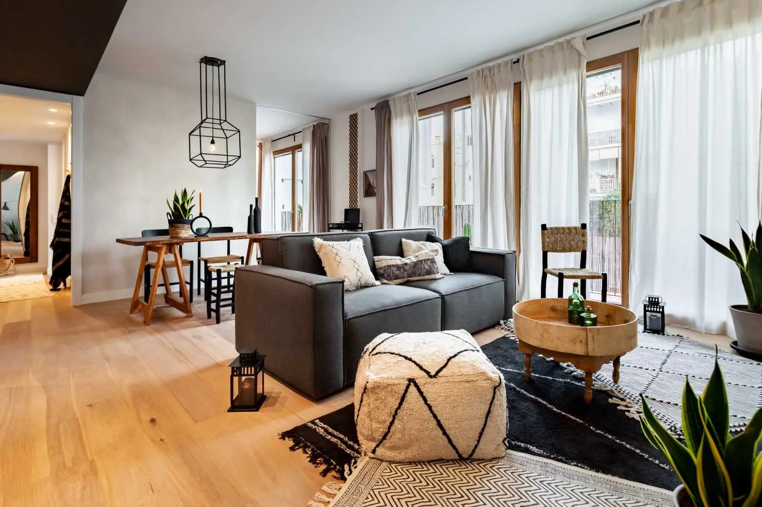 Sophisticated 66m2 Barcelona Flat With Gigabit Internet & Pro Home Office Setup #2