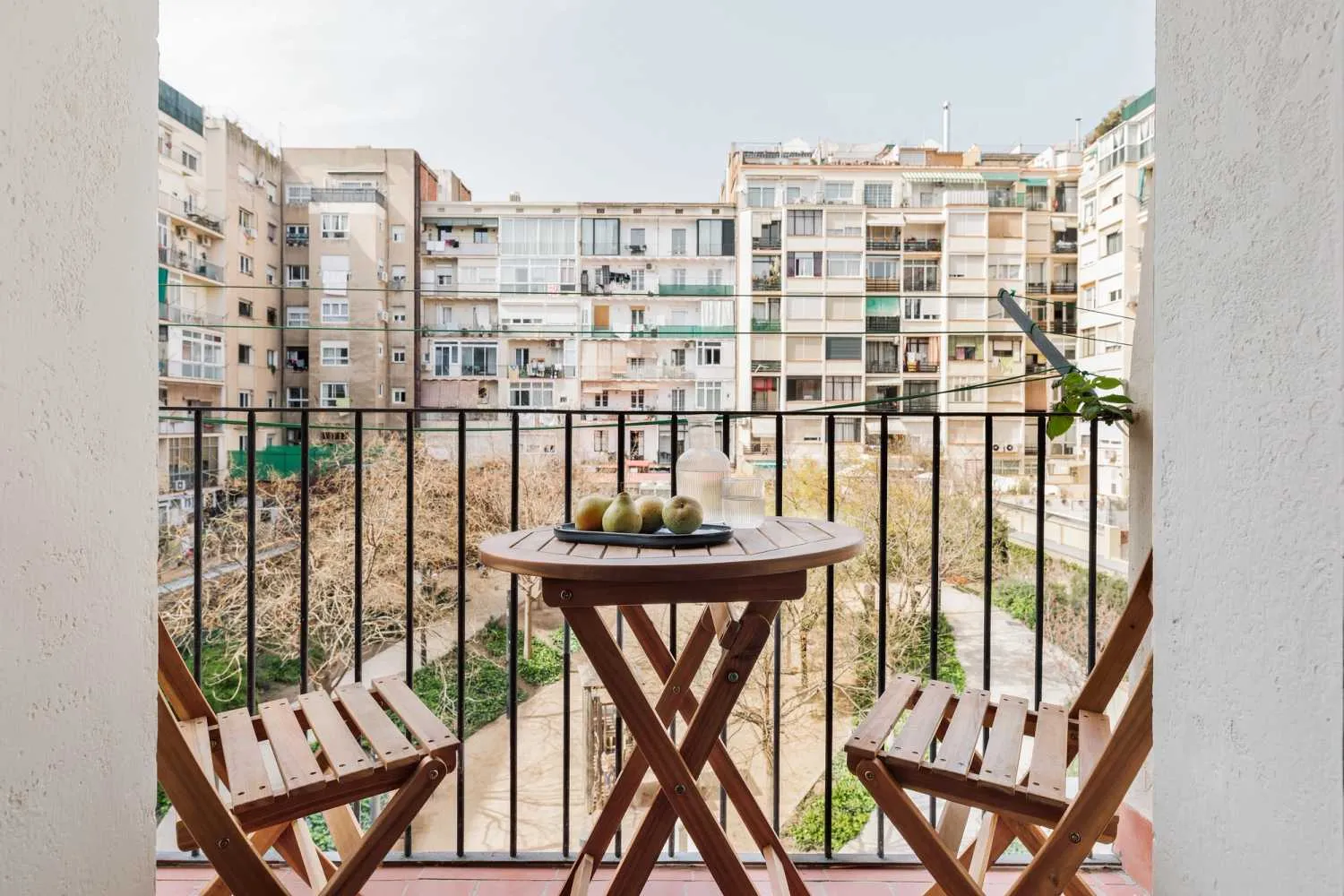 Modern Barcelona Flat With High-speed Fiber, Dual Monitors & Chef's Kitchen For Remote Work #2