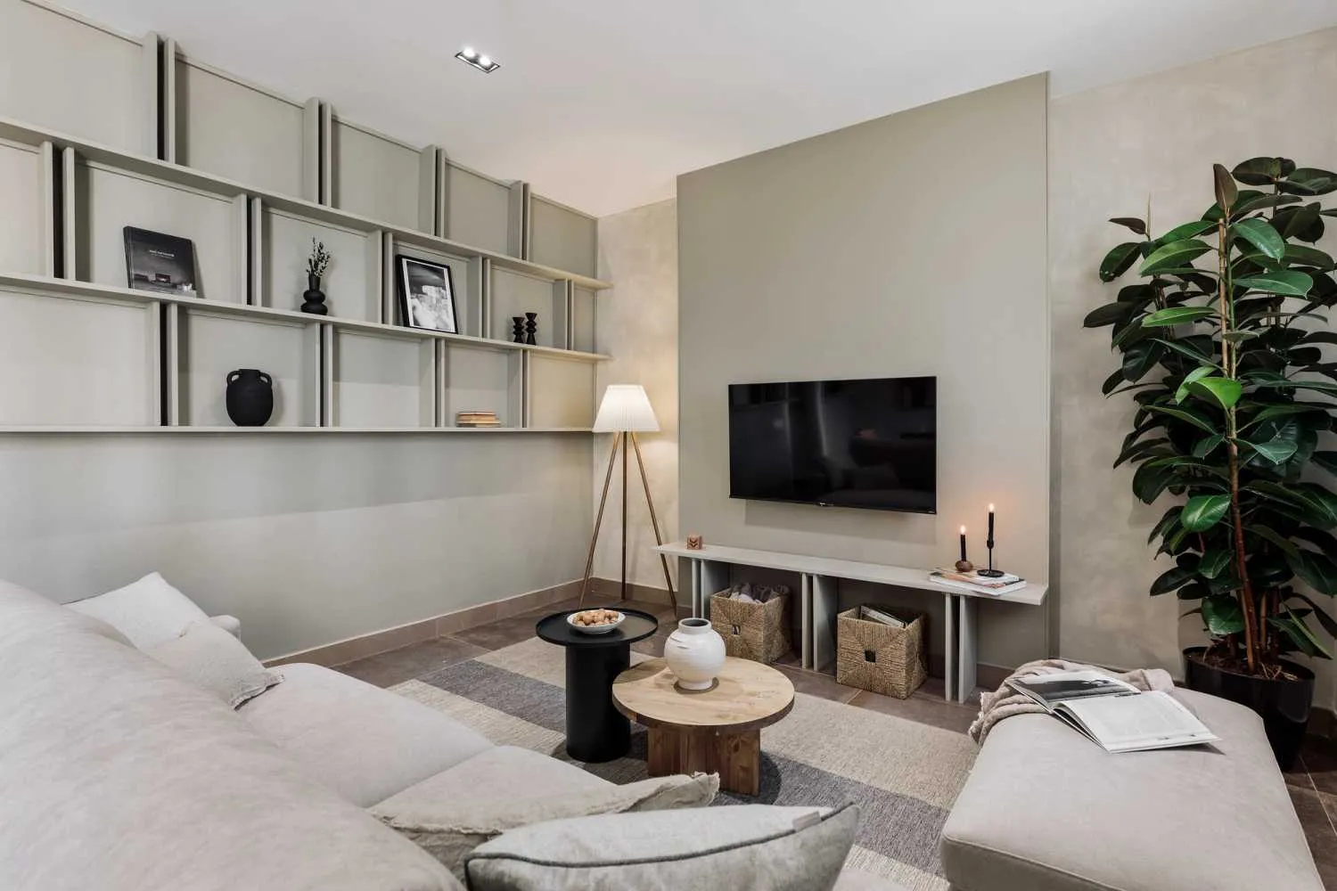 Modern Barcelona Flat With High-speed Fiber, Dual Monitors & Chef's Kitchen For Remote Work #3