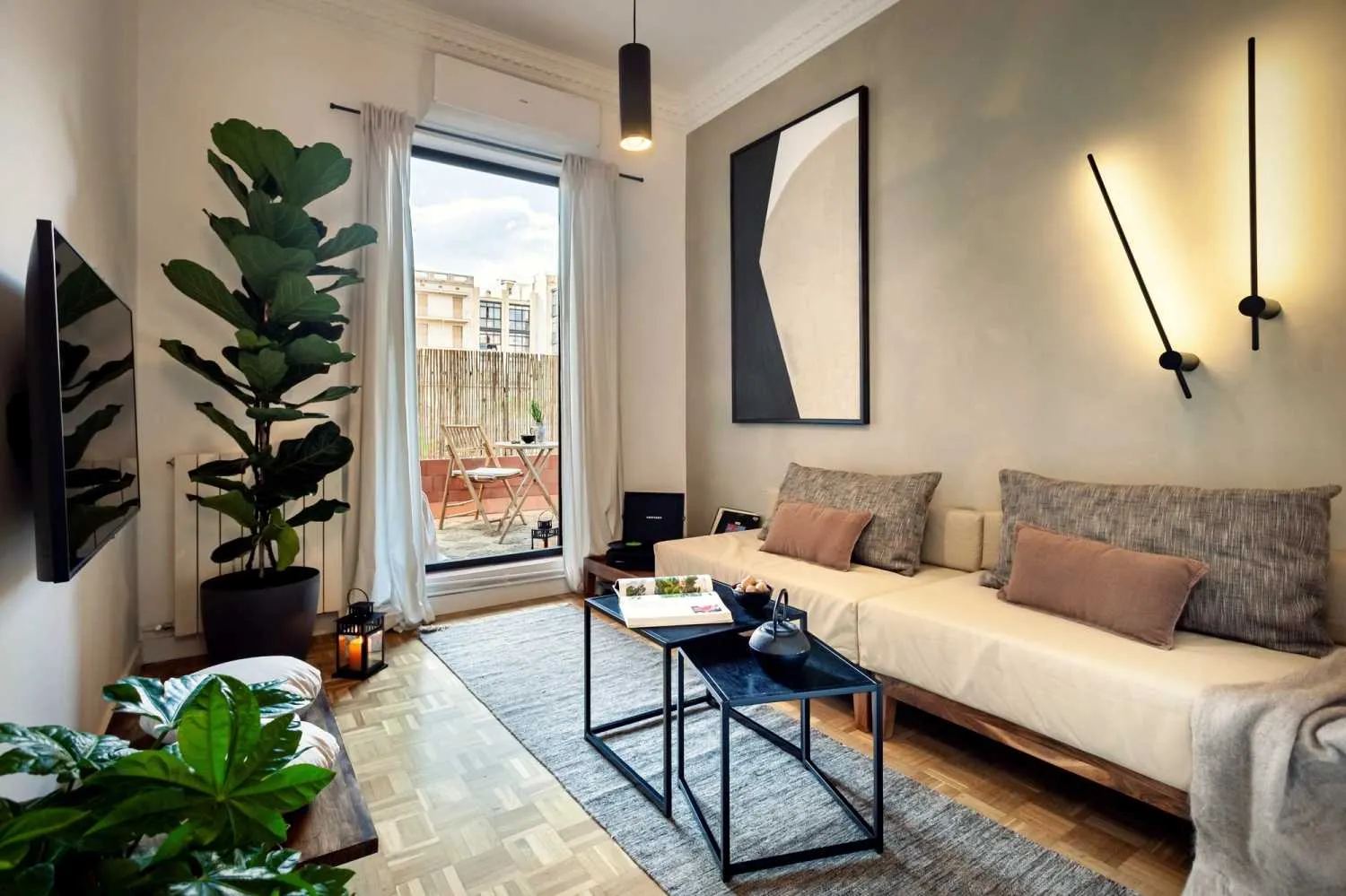 Modern Barcelona Flat With Gigabit Internet & Pro Workspace For Digital Nomads #2