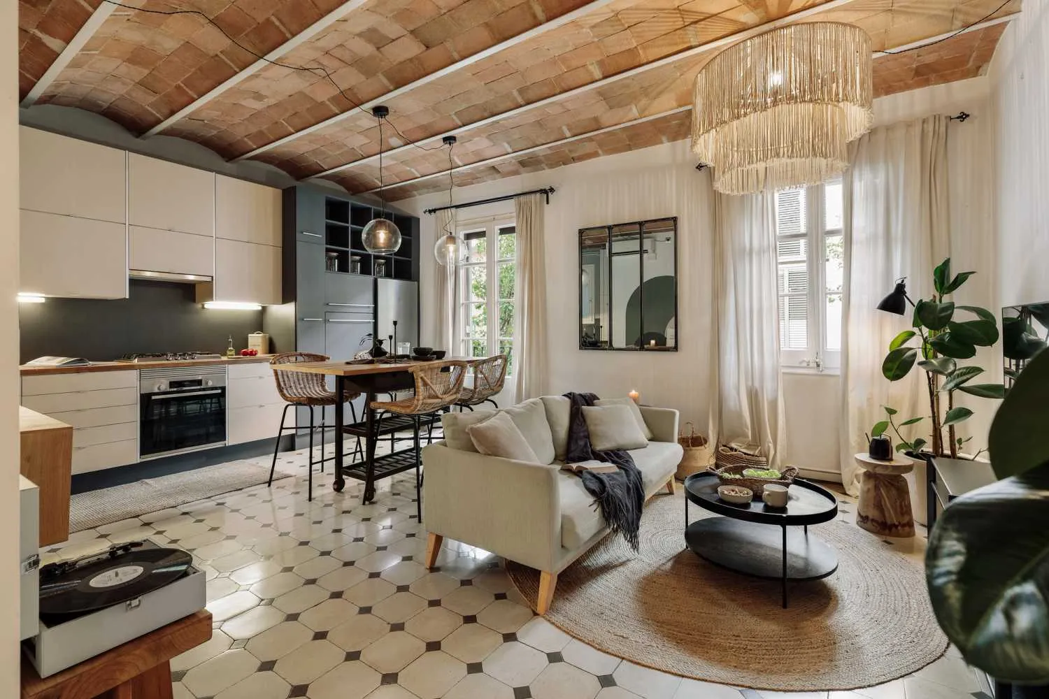 Upscale Barcelona Flat With Fast Internet, Dual Monitors & Ergonomic Setup For Remote Work #4