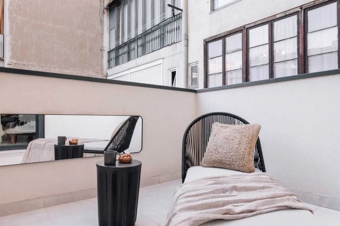 Sleek Barcelona Flat With Gigabit Internet & Pro Workstation For Digital Nomads #2