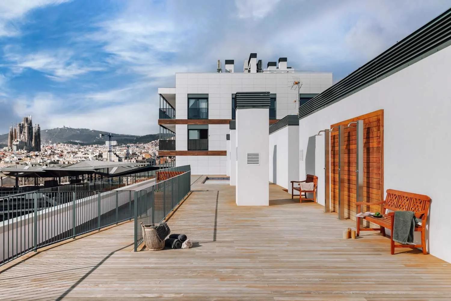 Stylish Barcelona Flat With Gigabit Internet, Dual Monitors & Chef's Kitchen For Digital Nomads #3