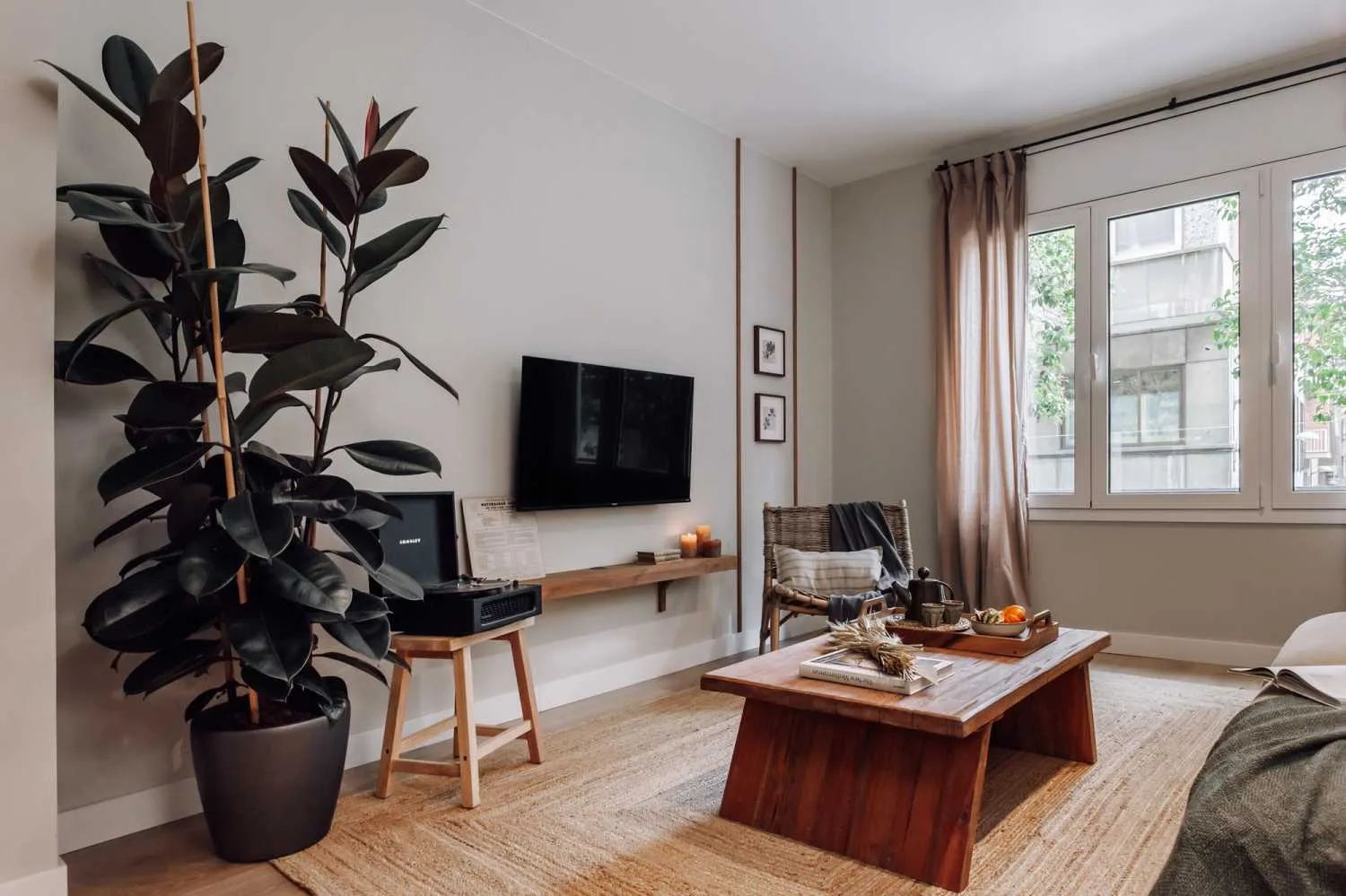 Premium Barcelona Flat With High-speed Fiber & Ergonomic Setup For Digital Nomads #3