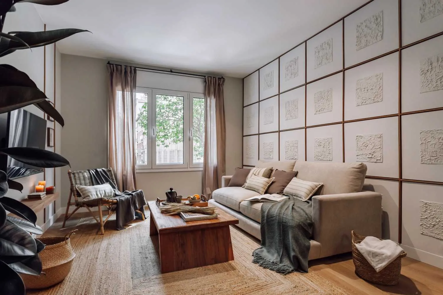 Premium Barcelona Flat With High-speed Fiber & Ergonomic Setup For Digital Nomads #2