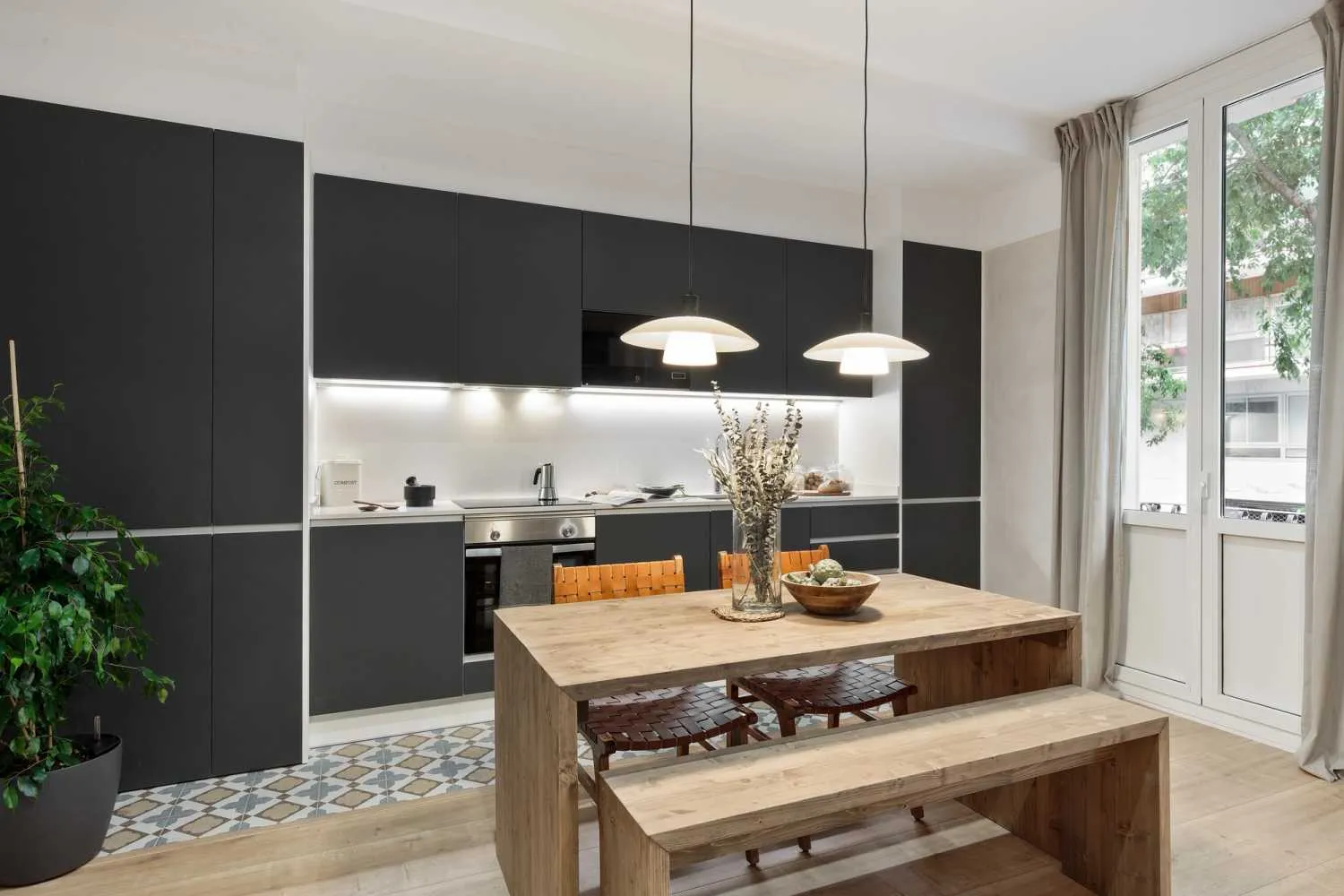 Sleek 76m2 Barcelona Flat With Gigabit Internet, Dual Monitors & Premium Home Office #2
