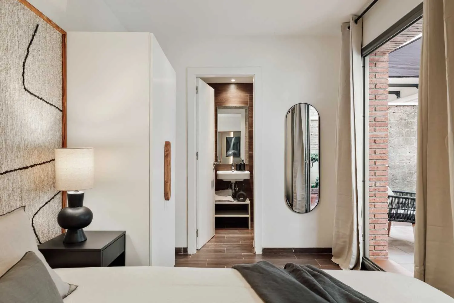 Spacious Barcelona Flat With Gigabit Internet & Video Conference Setup For Remote Work #3