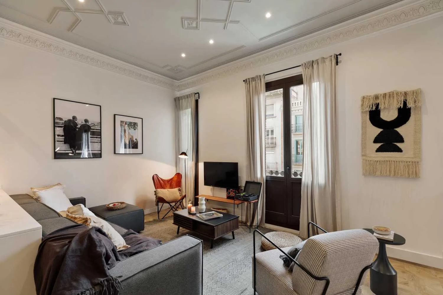 Barcelona Airy Flat With Ultra-fast Wifi & Pro Home Office Setup #4