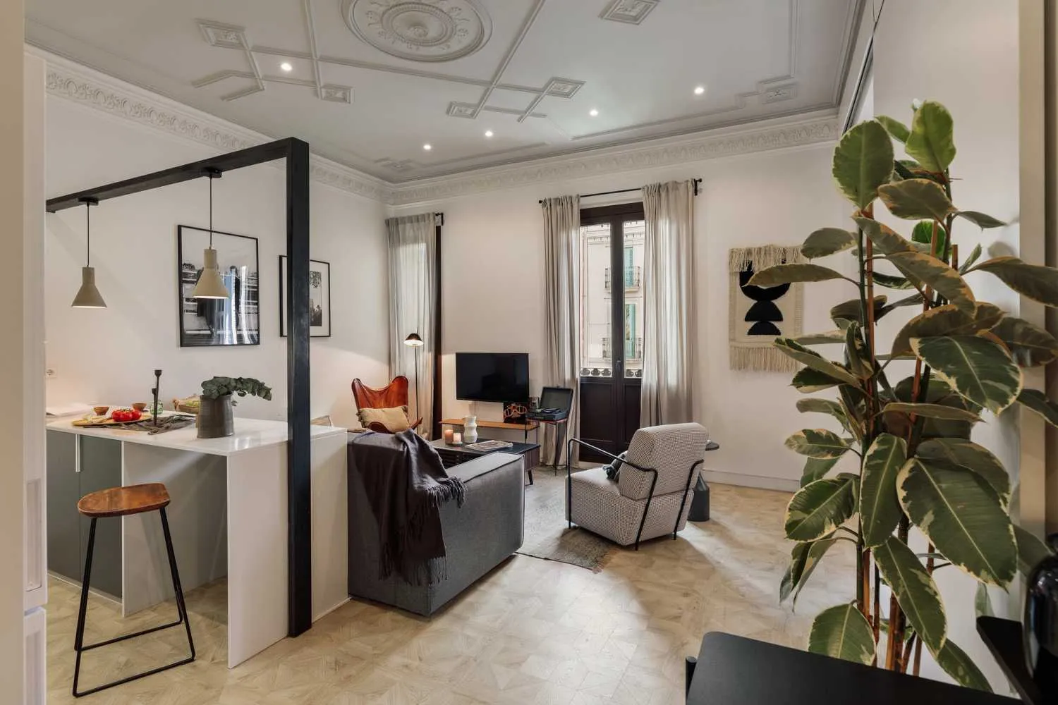 Barcelona Airy Flat With Ultra-fast Wifi & Pro Home Office Setup #2