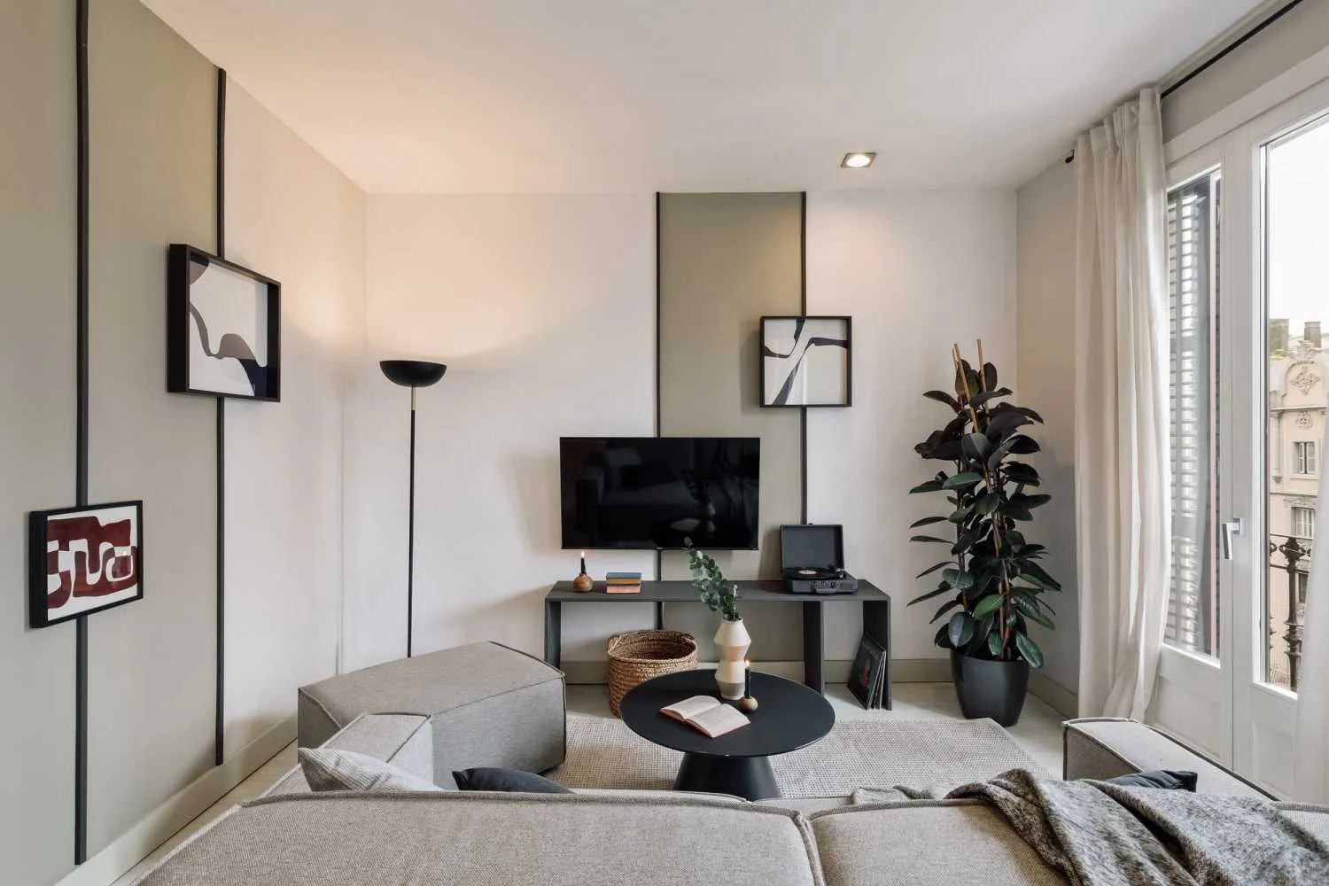 Chic 3-bed City Flat With Ultra-fast Wifi And Pro Workspace In Barcelona #3