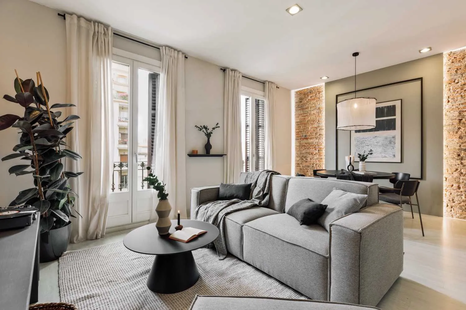 Chic 3-bed City Flat With Ultra-fast Wifi And Pro Workspace In Barcelona #2