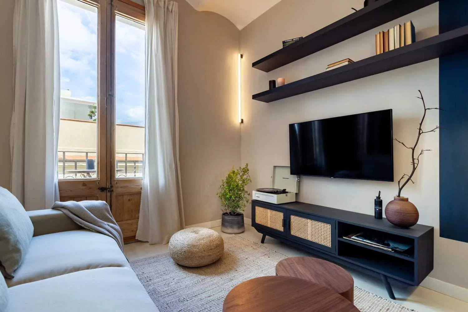 Airy 54m2 Barcelona Flat With Gigabit Internet & Professional Workspace Setup #5