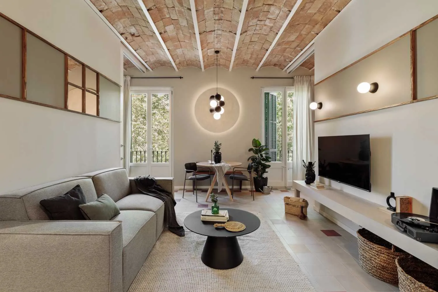 Trendy Barcelona Flat With Premium Workspace & Gigabit Internet For Remote Work #5
