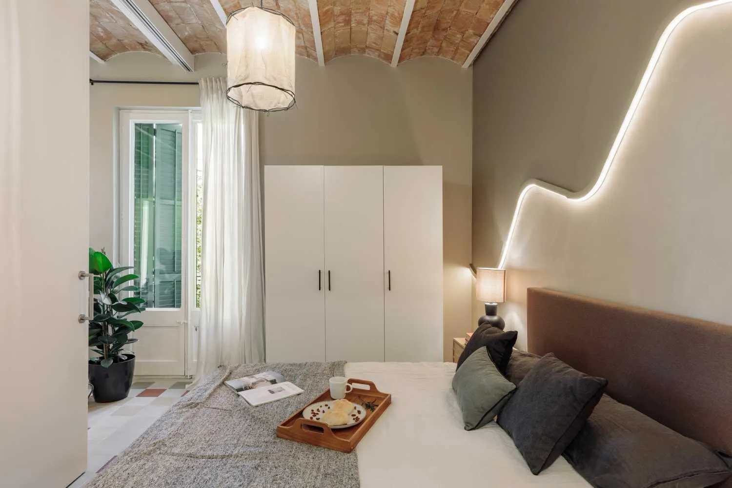 Trendy Barcelona Flat With Premium Workspace & Gigabit Internet For Remote Work #3