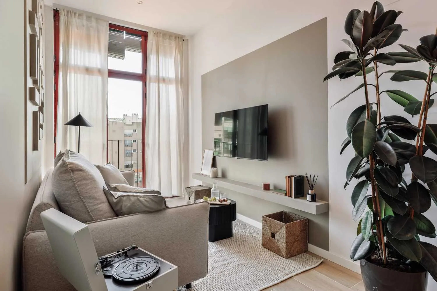 Contemporary Barcelona Flat With High-speed Fiber & Pro Workspace For Remote Work #3