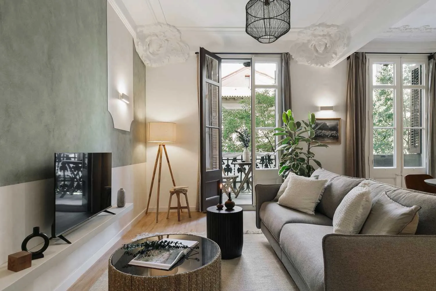 Modern Barcelona Studio With Gigabit Internet, External Displays, And Outdoor Space #2