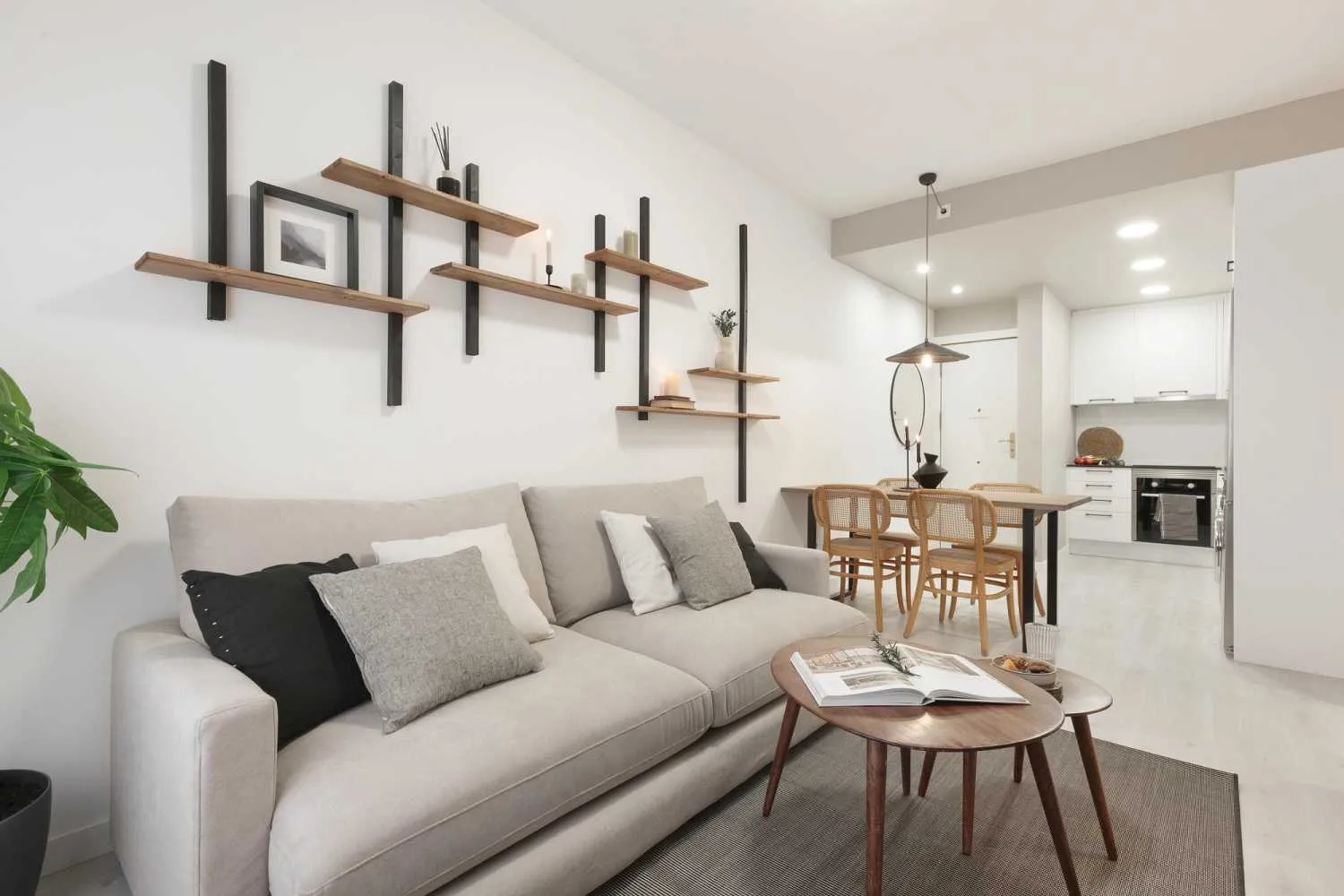 Modern Barcelona Flat With Ultra-fast Wifi And Pro Home Office Setup For Remote Work #3