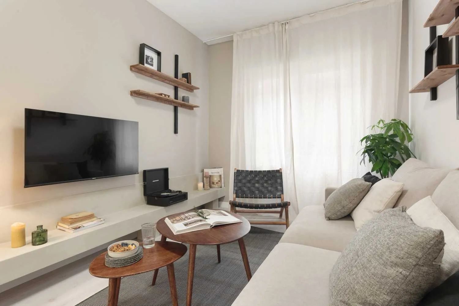 Modern Barcelona Flat With Ultra-fast Wifi And Pro Home Office Setup For Remote Work #2