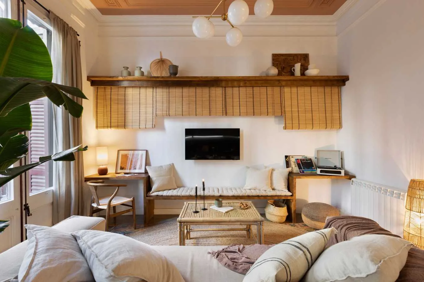 Airy 80m2 Barcelona Flat With Gigabit Internet & Pro Workspace For Digital Nomads #4