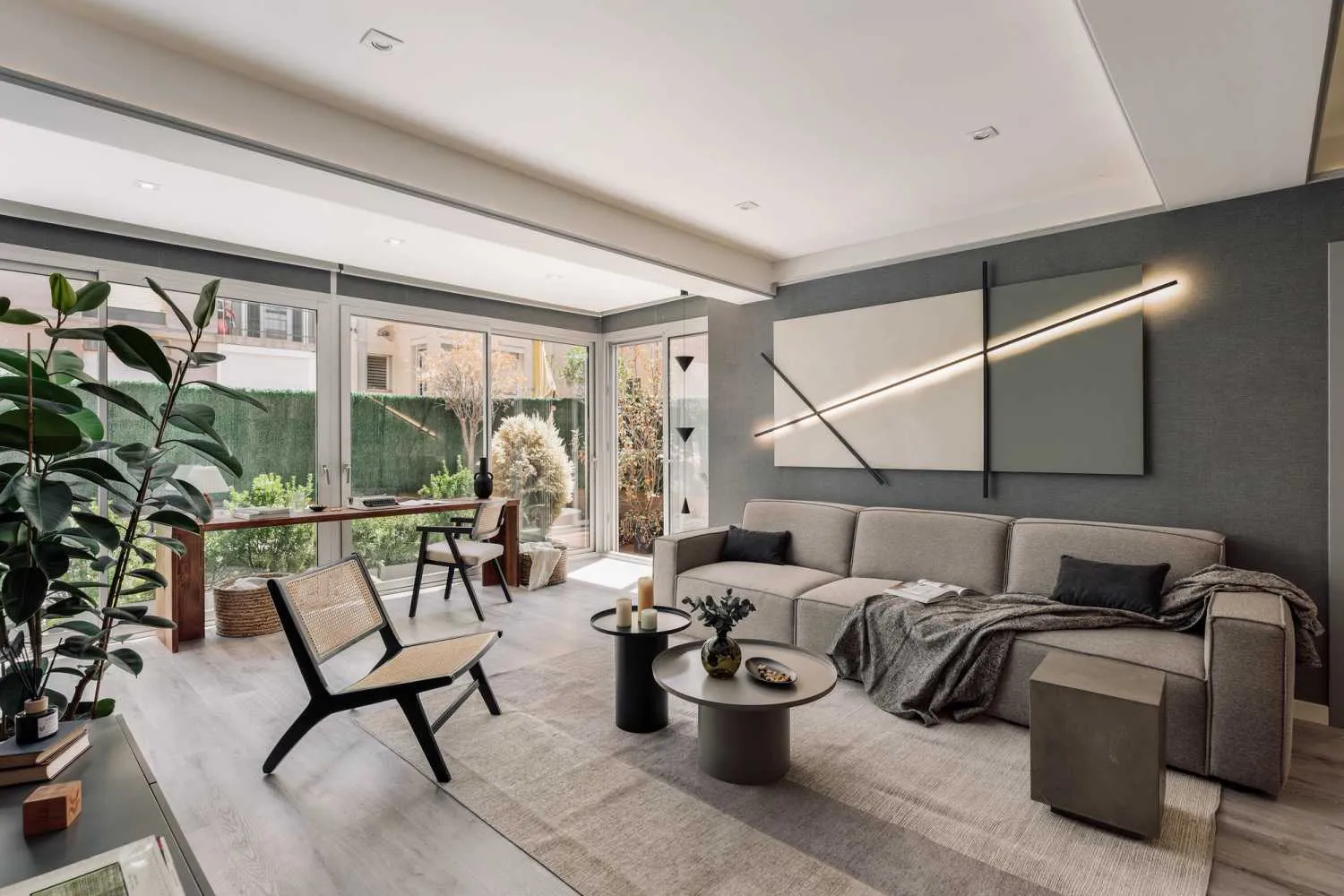 Luxury Barcelona Penthouse With Gigabit Internet & Home Office Setup In The City Center #2