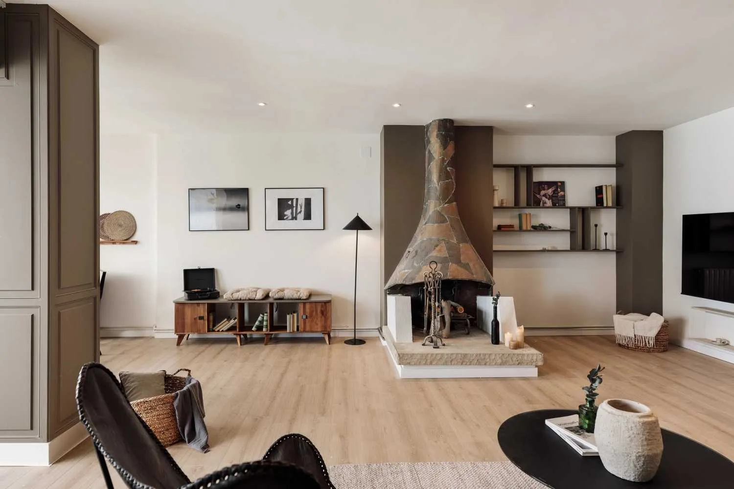 Vast Urban Penthouse With Premium Home Office Setup In Barcelona #4