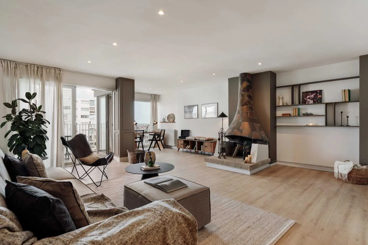 Vast Urban Penthouse With Premium Home Office Setup In Barcelona #2