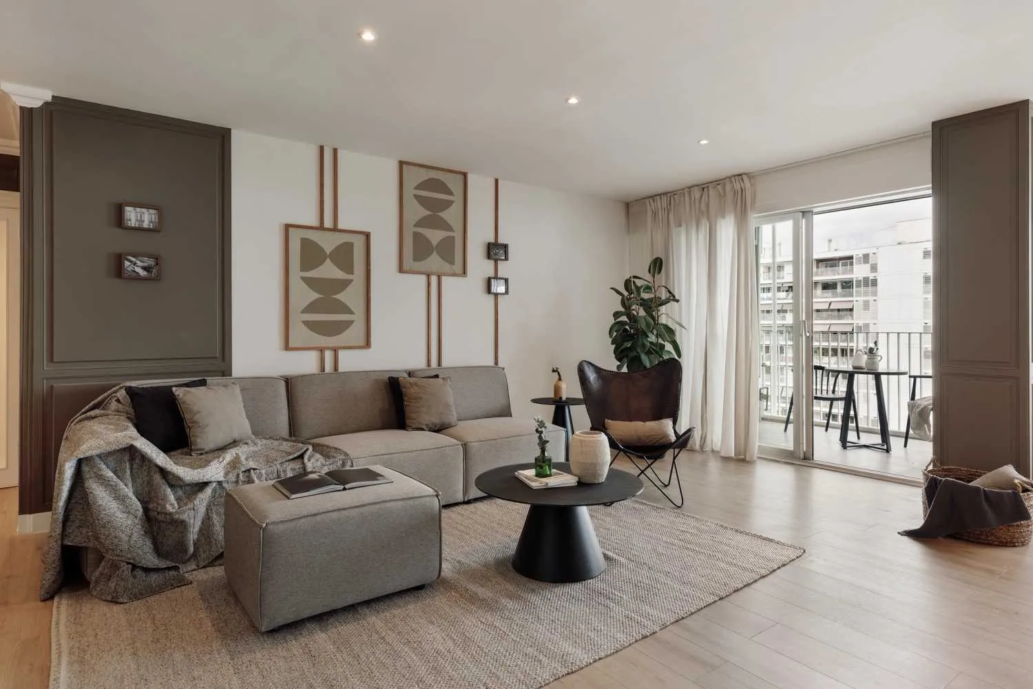 Vast Urban Penthouse With Premium Home Office Setup In Barcelona #3