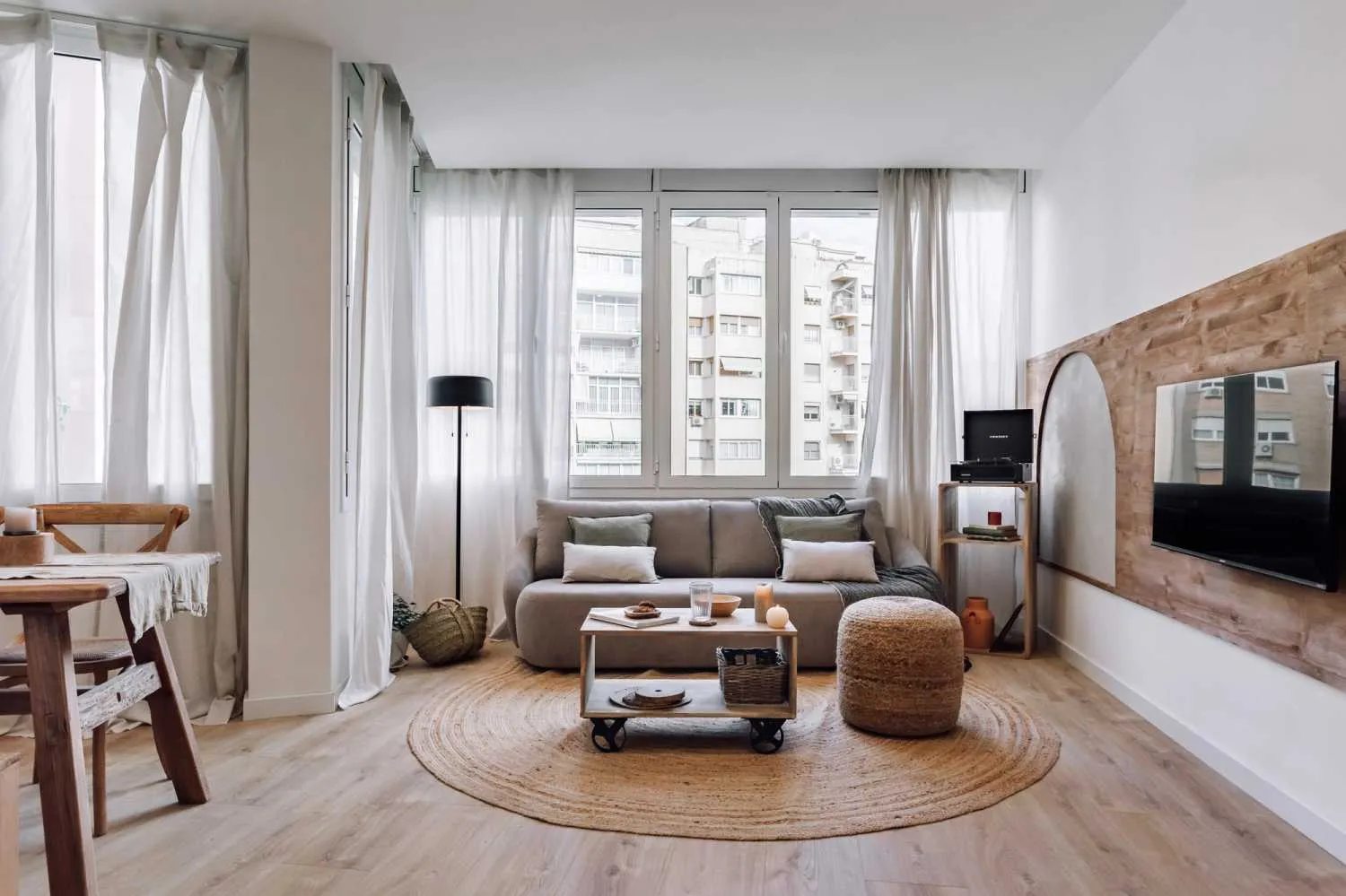 Trendy Barcelona Flat With Dual Monitors & Fast Fiber For Remote Work Comfort #4