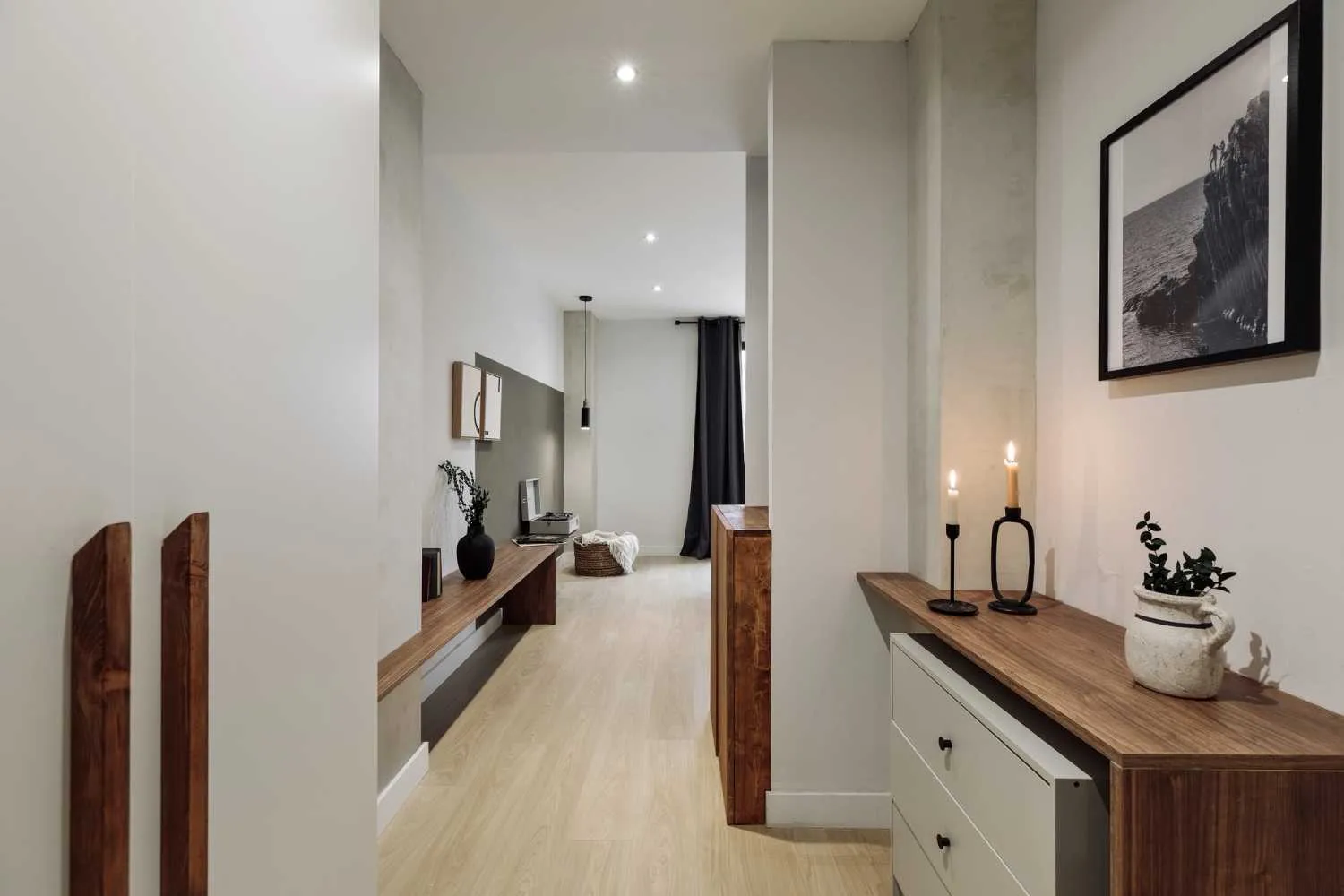 Refined 75m2 Barcelona Flat With Gigabit Internet & Professional Home Office Setup #4