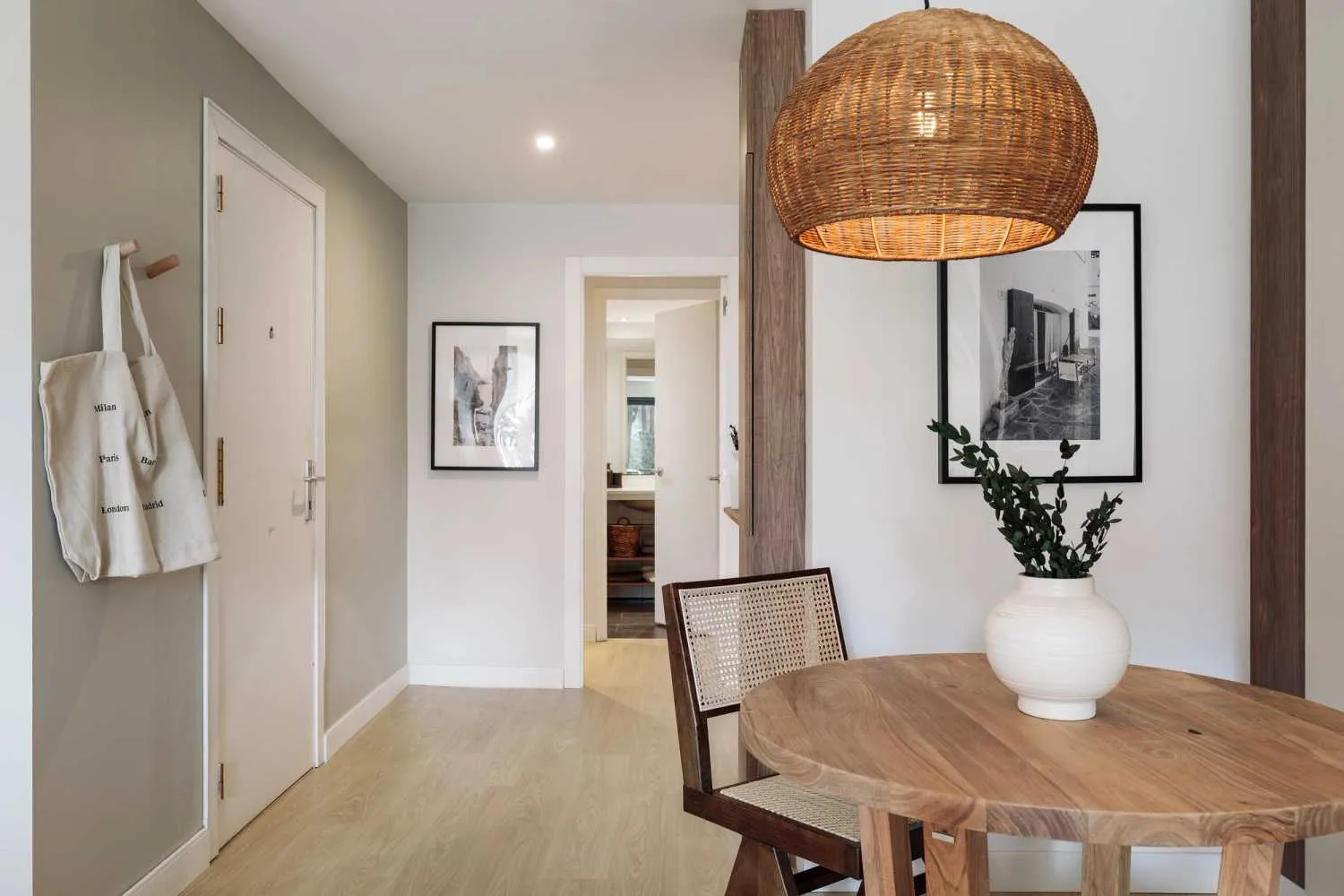 Refined 75m2 Barcelona Flat With Gigabit Internet & Professional Home Office Setup #3
