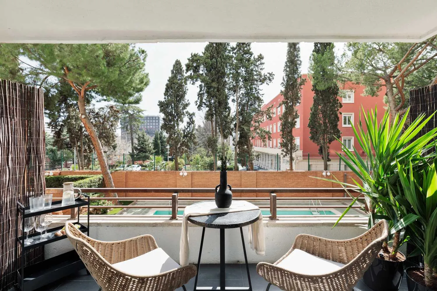 Refined 75m2 Barcelona Flat With Gigabit Internet & Professional Home Office Setup #5