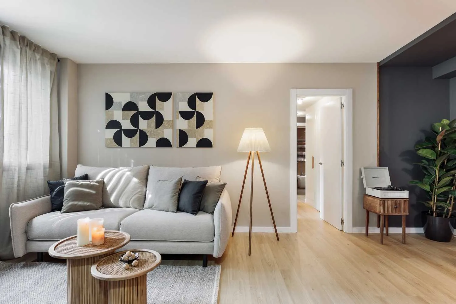 Airy 2-bed Flat With Premium Workstation & Gigabit Internet In Barcelona #2