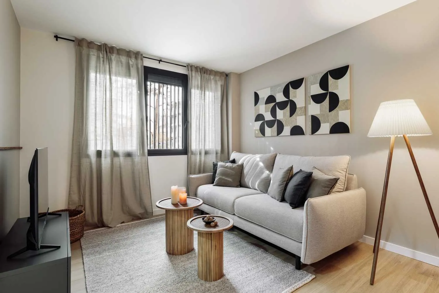 Airy 2-bed Flat With Premium Workstation & Gigabit Internet In Barcelona #3