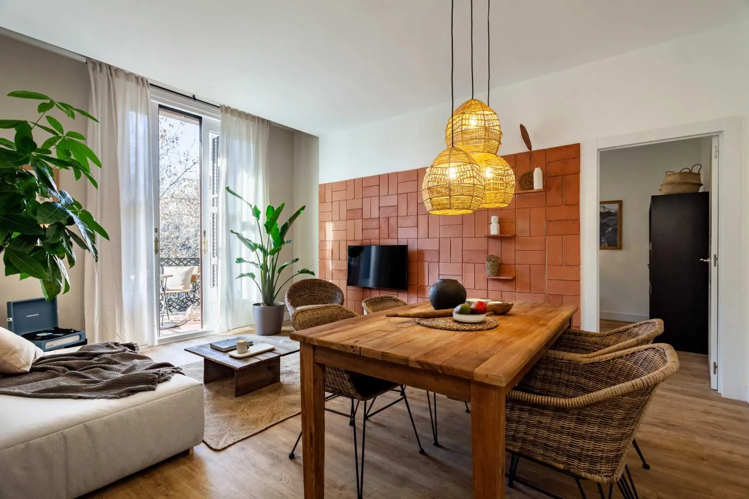 Trendy Barcelona Apartment With Premium Home Office Setup And Fast Fiber Connectivity #2