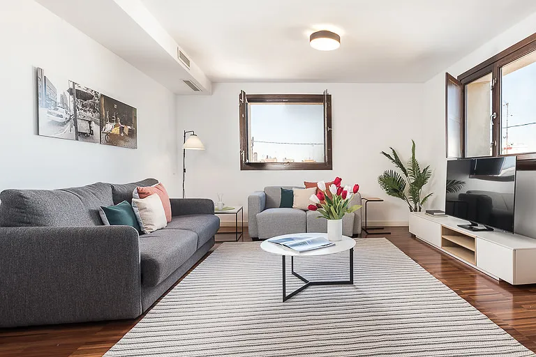 Modern 2-bed Apartment With Dedicated Workspace In Valencia City Center