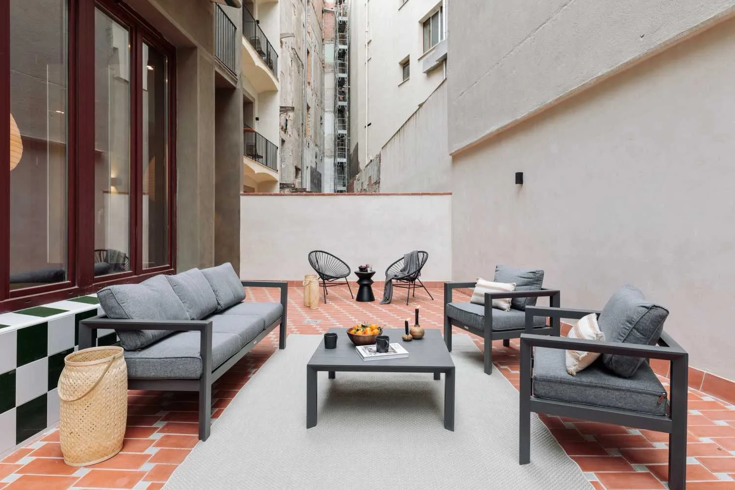 Luxurious Barcelona Apartment With High-speed Fiber & Video Conference Setup For Remote Work #2