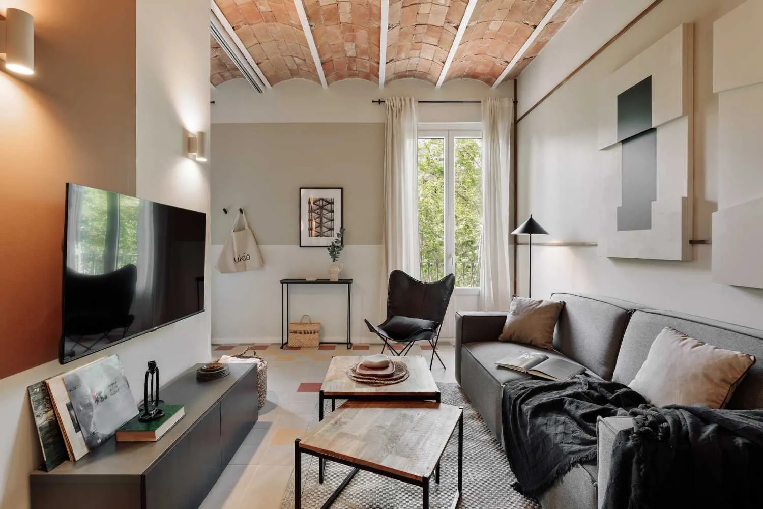 Elegant 78m2 Barcelona Flat With Gigabit Internet, Pro Audio & Chef's Kitchen For Remote Work #5