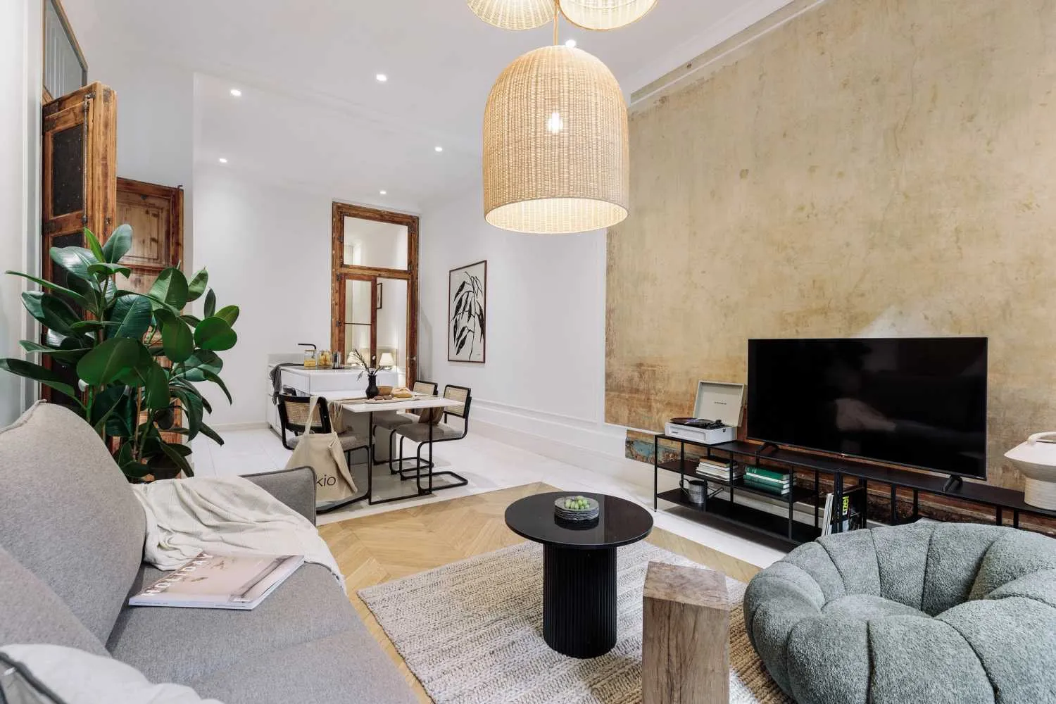 Spacious Barcelona Flat With Pro Home Office & Fast Fiber For Remote Work #3