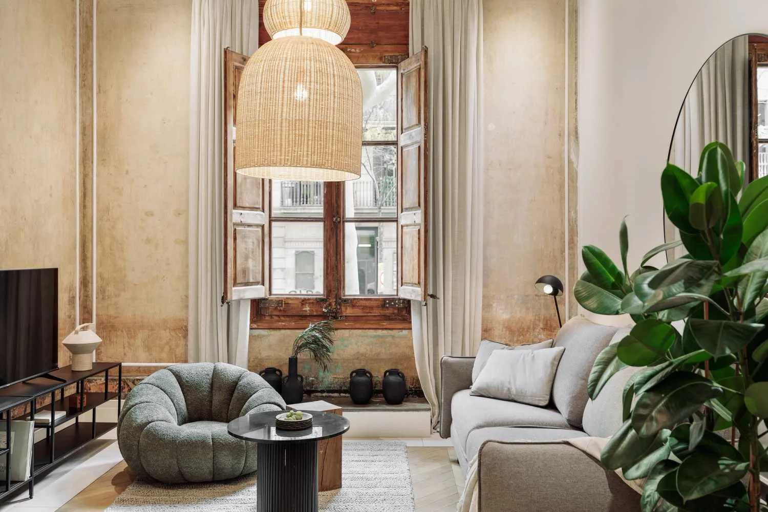 Spacious Barcelona Flat With Pro Home Office & Fast Fiber For Remote Work #2